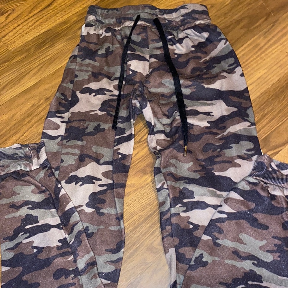 Army print joggers w/ stripes on side